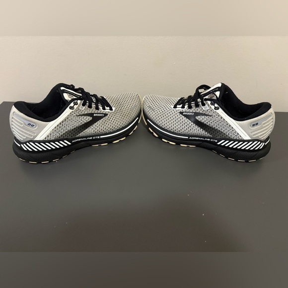 Brooks Womens Adrenaline GTS 22 Gray and Black Running Shoes, Size:8 - Picture 3 of 14